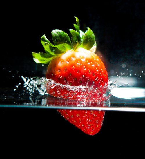 strawberry  in the water  motion