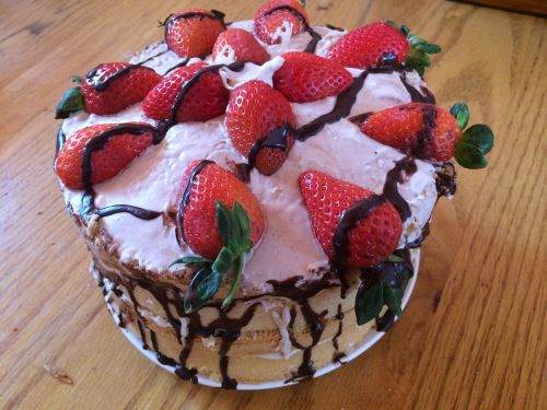 strawberry cake fresh strawberries strawberry