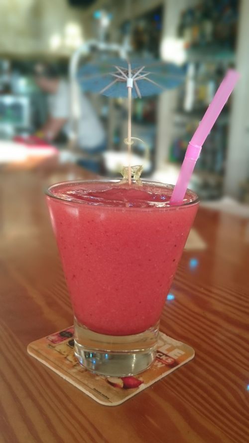 strawberry drink ice straw
