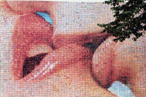 street art mosaic kiss
