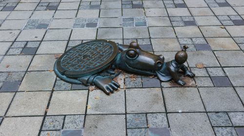 street art sculpture crocodile