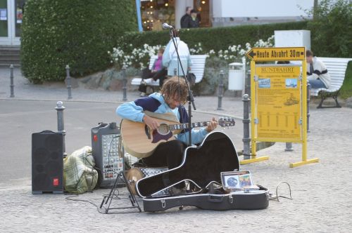 street musicians rügen island beach