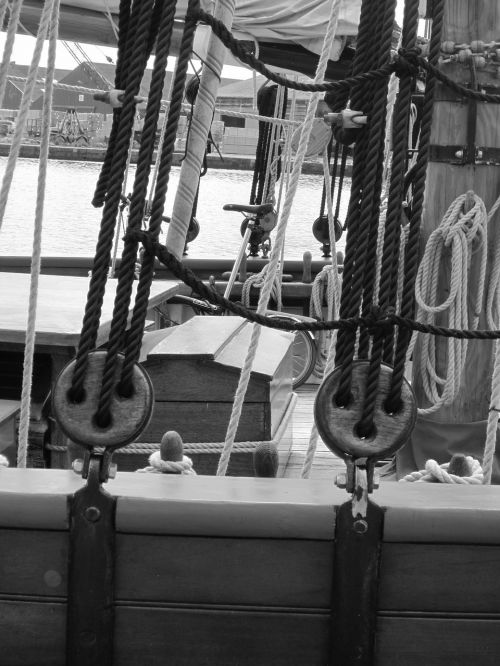 strings boat sailing