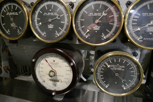 submarine  gauge  dial