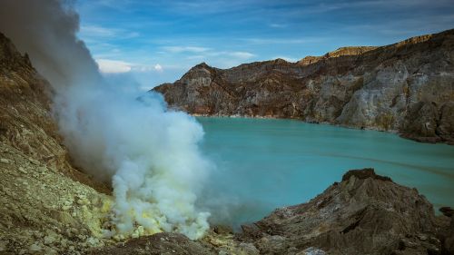 sulfur crater lake