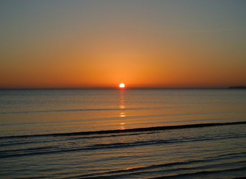 sunrise sea mirroring