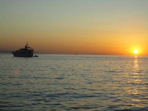 boat sunset mikonos