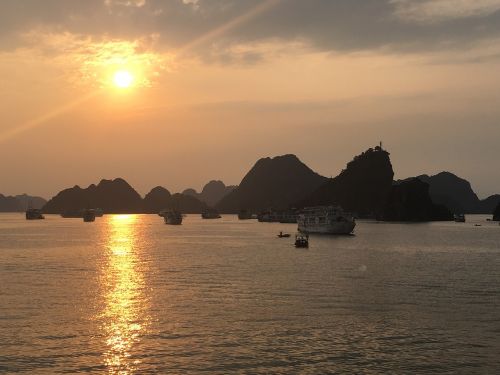 sunset sea halong bay