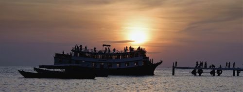 sunset boat tourist