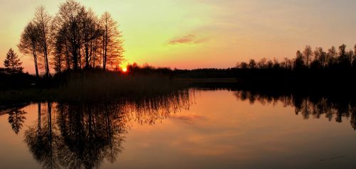 sunset the wave is reflected lake