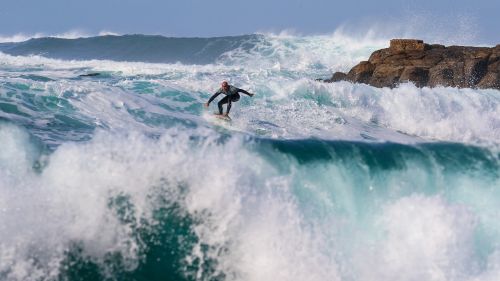 surfer surfing wave