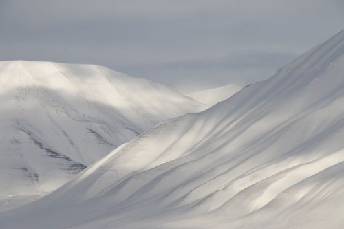 svalbard snow mountains