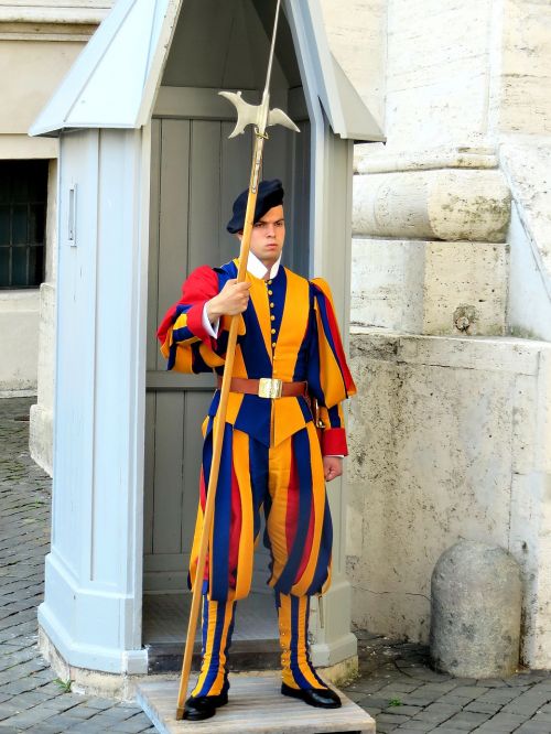 swiss guard vatican st peter's square