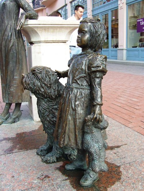 szeged hungary little girl statue