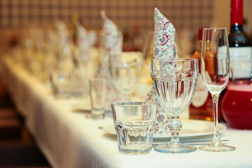 table  laying  wine glasses