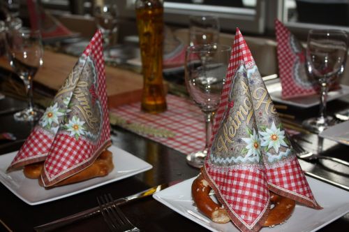 table decorations red white checkered napkins