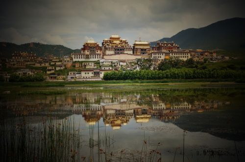 temple in yunnan province tibetan