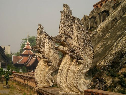 temple thailand dragons