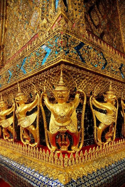 temple of the emerald buddha gold thai art