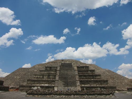 teotihuacan mexico blue sky