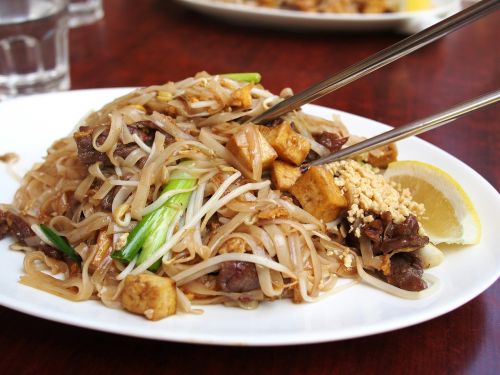 thai food noodle fried noodles