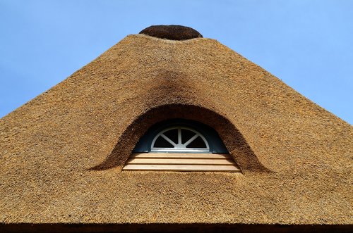 thatched roof  roofing  sylt
