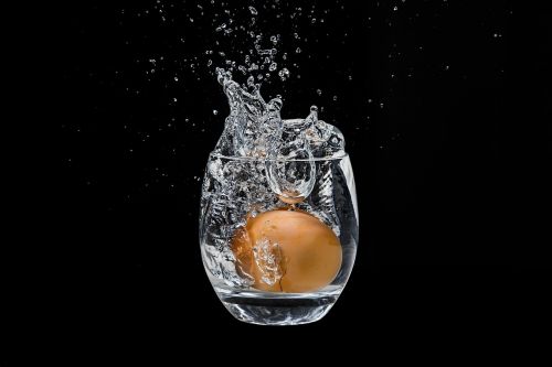 the egg in the glass water splash