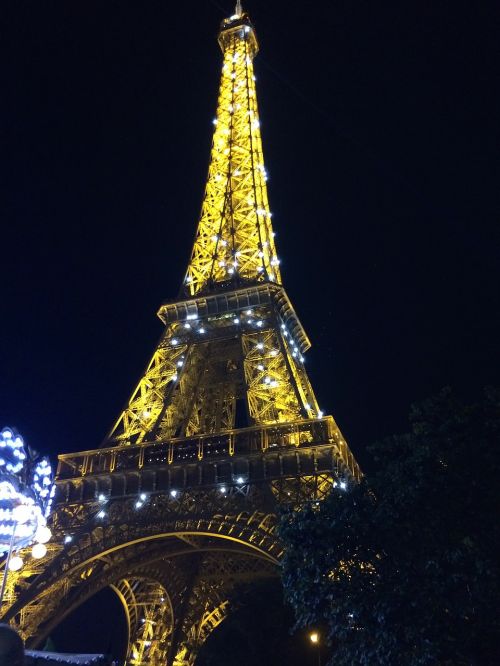 the eiffel tower night golden