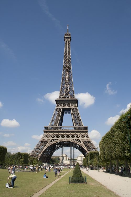 the eiffel tower paris garden