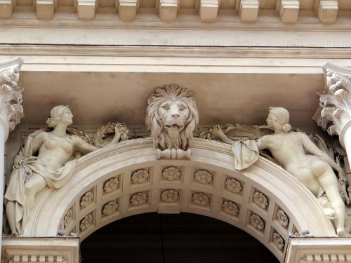 the figures above archiwoltami the lviv opera house architecture