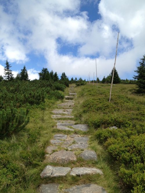 the giant mountains path mountains