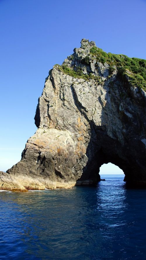 the hole in the rock piercy island new zealand