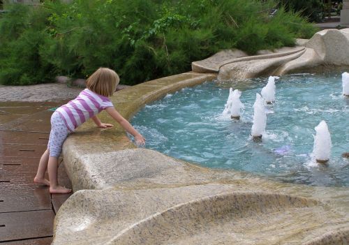 the little girl fountain child