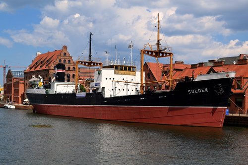 the museum  ship  sea