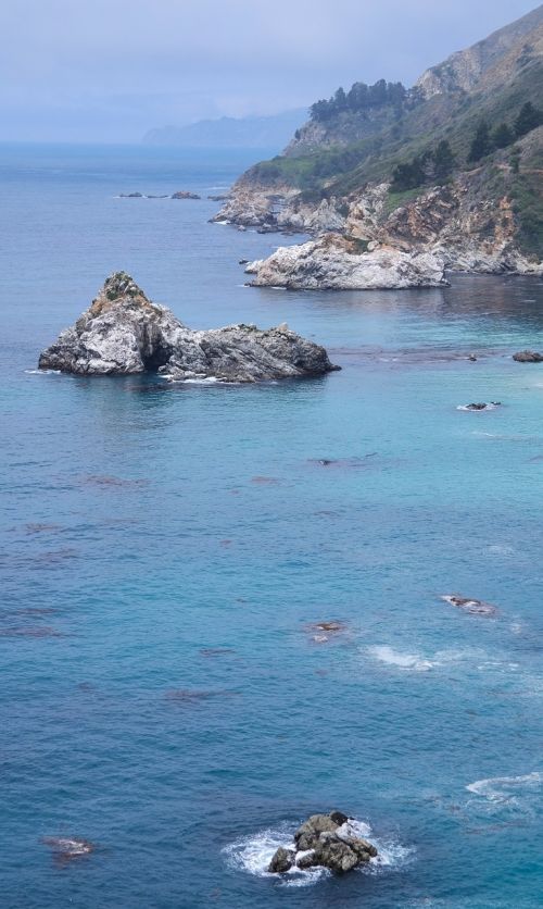 the pacific ocean rocks blue