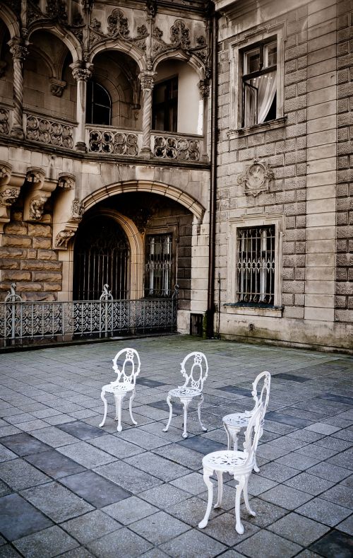 the palace courtyard chairs