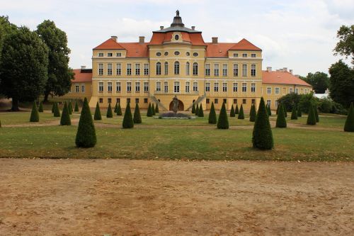 the palace rogalin garden