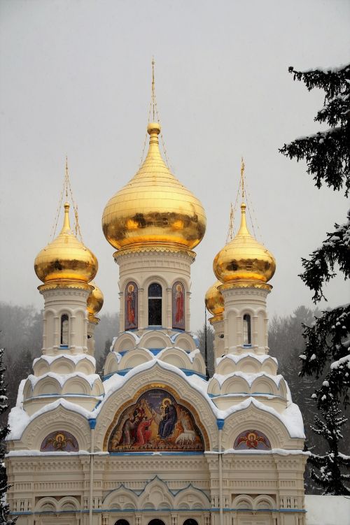 the russian orthodox church dome golden