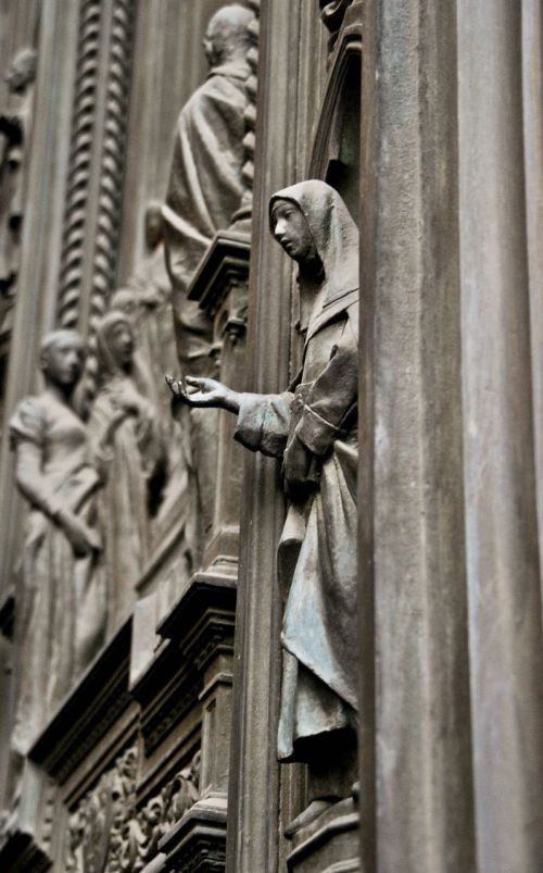 the statue valencia begging