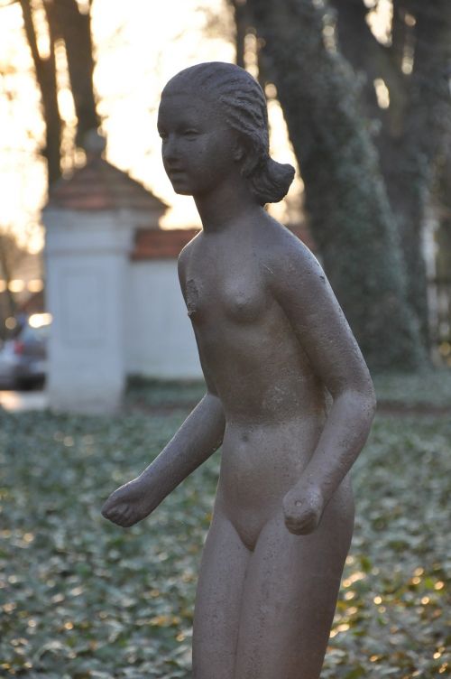 the statue sculpture the figurine