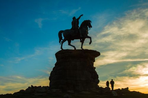 the statue of the king silhouette