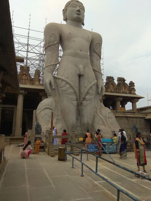 the statue of gommaṭteśvara bahubali shravanabelagola