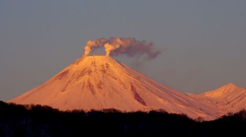 the volcano avachinsky kamchatka mountains