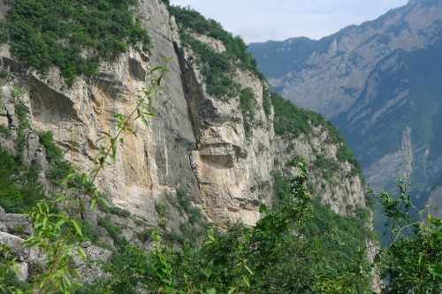 the yangtze river limestone natural barrier