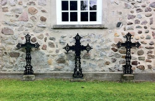 three crosses cross cemetery