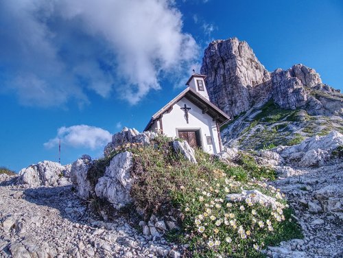 three peaks of lavaredo  dolomites  landscape