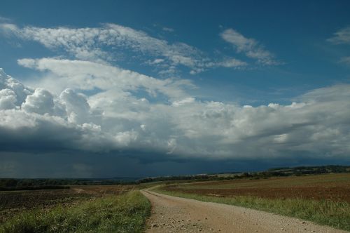 thunderstorm trail clouds