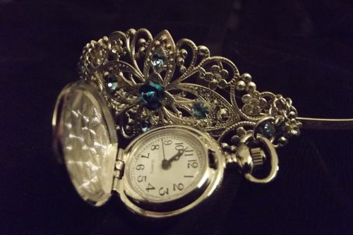 tiara clock time