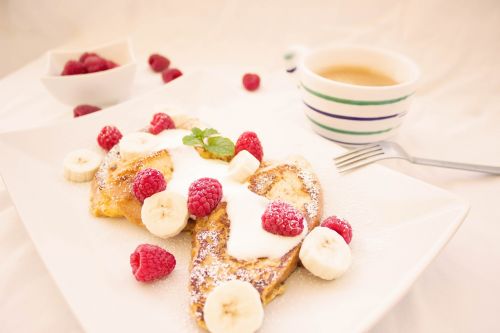 toast berries breakfast