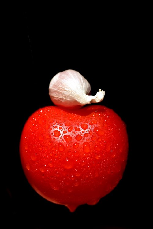 tomato  garlic  clove of garlic